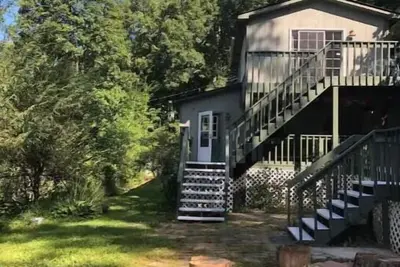 Image de Best of both worlds! Surrounded by nature and still close to town, pet-friendly