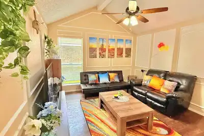 Image de One Story Easy Accessible Fun Home by the Stadiums