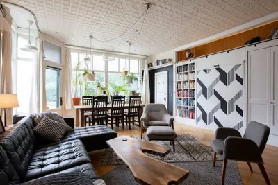 Image de Super Cool Storefront House with Sauna!