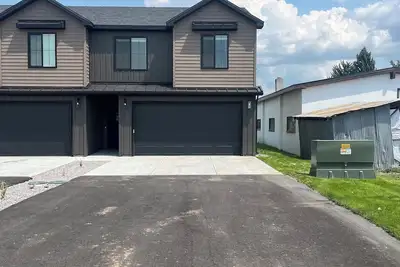 Image de Ashton, Id-Central to it All