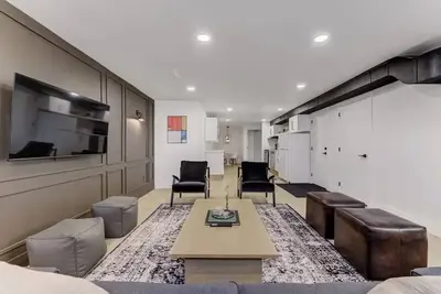 Image de Modern Contemporary 2br Basement Suite\n\n
