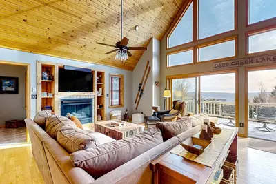 Image de Ski-in/out chalet-style home with hot tub, game tables, fireplace, grill, & Ac
