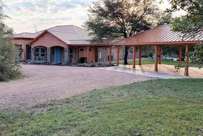 Image de Hill country luxury 4br retreat with pool, huge, covered patio bbq area!