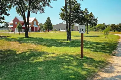 Image de Tranquil 3-bedroom barn right next to Lake Tenkiller in Vian with WiFi, Ac