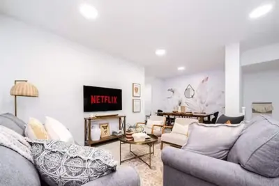 Image de Urban Utopia-Hot Tub-King Bed-Bbq-Sleeps 16-Garage