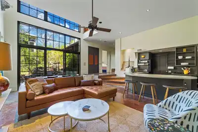 Image de Best Location! Right in the Heart of Downtown!