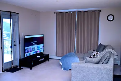 Image de 10 minutes to the Lrt station and Rec Centre! Family-sized condo with patio.