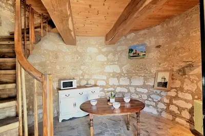 Image de Chaleureux moulin en pierre avec sa maison attenante