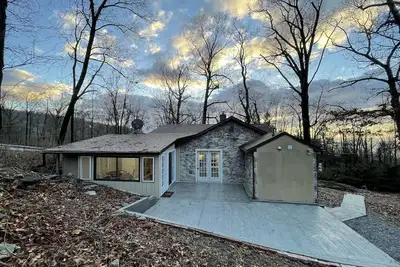 Image de Mountain Cottage Near Scenic State Parks and Hiking Trails Great for Large Group