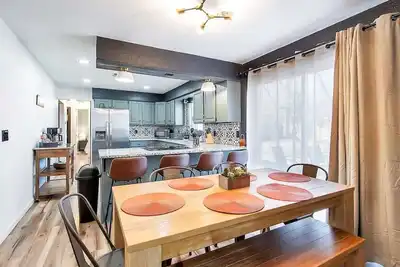 Image de The Den is a cozy and welcoming 3 bed, 2 bath home with zero entry design