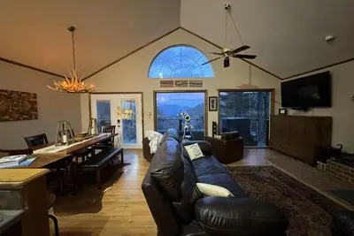 Image de Romantic or Family Vacay w/ Stunning Mtn Views & Hot Tub near Crabtree Falls