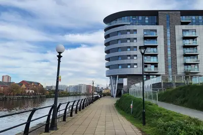 Mcr's Luxurious 2 Bed Haven with Balcony - Proximity to Manchester United