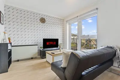 Image de Cosy Apartment with Private Balcony & Free Parking