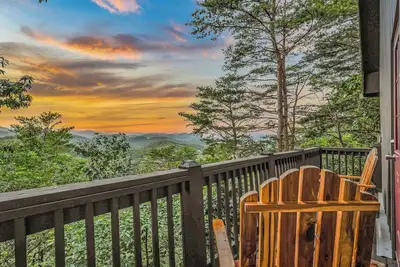 Image de Gnome Sweet Gnome - Firepit, Pickle Ball, Mt. Views, Bench Swing, Wood Fireplace