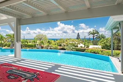 Image de Villa Karukera vue imprenable sur la mer depuis une piscine à débordement.