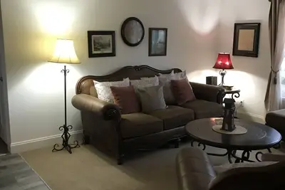 Image de Small town, pet friendly: The White House