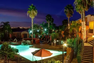 Image de Tucson's Serene Family Oasis