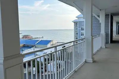 Image de Beautiful 3 bedroom waterfront condo, top floor- overlooking the Chesapeake Bay!