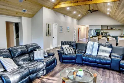 Image de Cozy lake side villa for family getaway. Pet-friendly