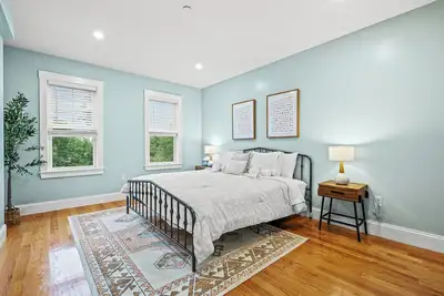 Image de Cozy & Modern 3-bedroom 2- Bath Apartment 2 Min Walk to T