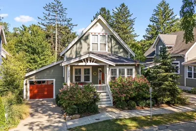 Image de Modern Cottage \"M\" Luxury home w/hot tub, community pool-walk to town & beach