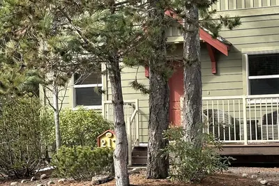 Image de The Nestled Inn-Cozy 2 bedroom, 2 bathroom cottage with A/C. Lodge Themed.