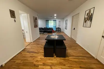 Image de Adventurous 5Bed 3b Home with Man Cave & Hot Tub