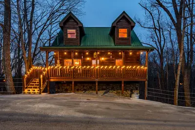 Image de Cozy Hot Tub Cabin - 2 Led Decks, Pool Table, Game Room, Wet Bar & 3 Bathrooms!