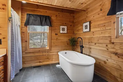 Image de Cozy Smoky Mountain cabin, hot tub, close to Gatlinburg Pigeon Forge Dollywood