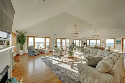 Image de 9 Br Ocean/Beachfront Home w/ Heatedpool & 2 Hottubs In Obx!