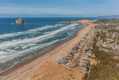 Image de Coastal Cottage w\/ river frontage and just steps from the beach.