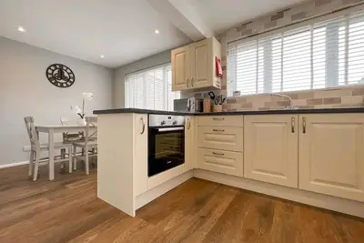 Image de 2 Bed House - Sleeps 4 - Garden - Parking - Wifi