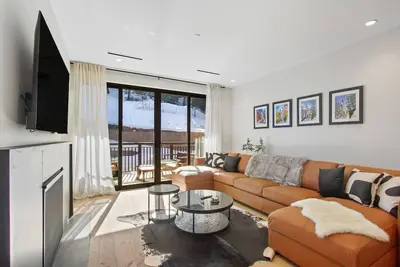 Image de Luxurious modern condo with pool, hot tub, grill, ski shuttle & gear storage