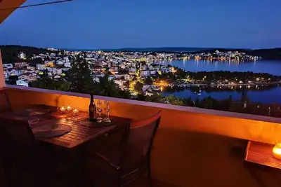 Image de Appartement de trois chambres avec la terrasse et la vue sur le mer Trogir (A-22505-a)