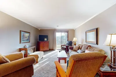 Image de Comfortable, centrally located condo with pool, sauna, hot tub, tennis, & gym
