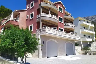 Image de Appartement de deux chambres avec le balcon et la vue sur le mer Duce, Omis (A-22598-a)