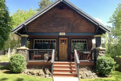Image de Cozy Downtown Craftsman with firepit, yard, & covered porch - walk to breweries