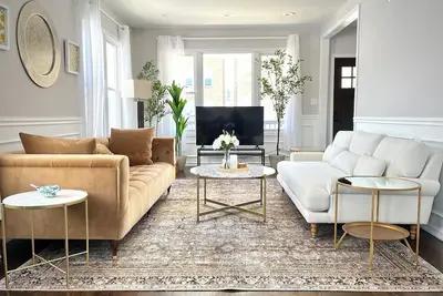 Image de Family friendly 5b/ 4ba sun-drenched home in Jefferson Park, 2 car garage!