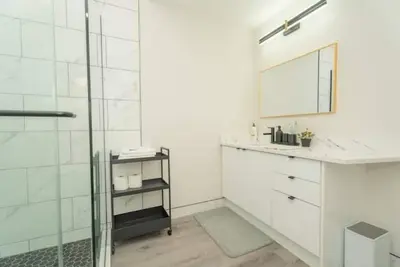 Image de Yeg Modern & Warm 2 Br W/ Separate Entrance