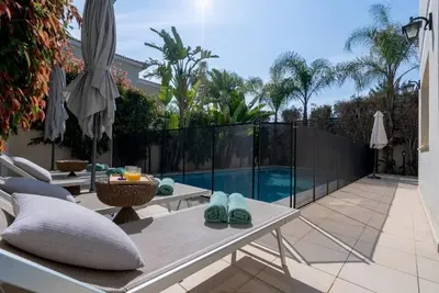 Image de Stylish villa in gated complex 400m from the beach