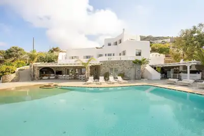 Image de Unrivaled luxury awaits at our vast Mykonos villa, the perfect summer escape.