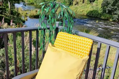 Image de The Hive on the river bank