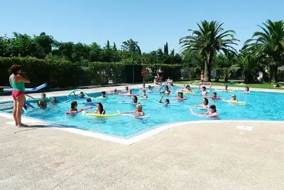 Image de Bungalow en bois à 100 m de la plage avec piscine et animations – Mont-roig del Camp