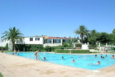 Image de Bungalow en Bois à 100m de la Plage avec Piscine – Proche de Cambrils et Port Aventura