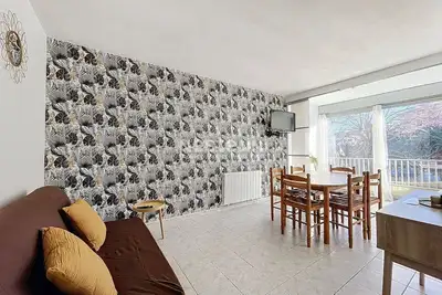 Image de Appartement T2 rénové avec parking privatif, à 400m de la plage et proche des commerces, exposé sud-est