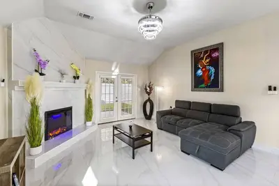 Long Stay ready home w/garage, full kitchen and a hint of luxury