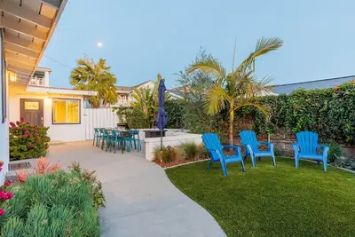 Charming Bungalow - Walk to Beach - Pet Friendly