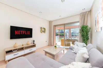 Image de Waterfront Apartment - Private Garden - Golf & WiFi