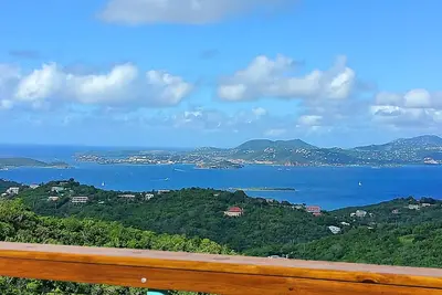Image de DreamView On The Hill - 3 bd- 2 bath -Spectacular Island & Water Views --Solar