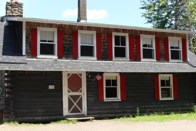 Image de Rustic, two-story, log cottage, Lake-view, Pet-friendly, Downeast Maine